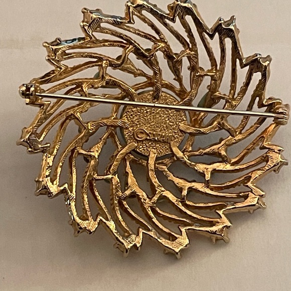 SARAH COVENTRY BROOCH GOLD TONE SWIRL FAUX TURQUOISE & PEARLS, VINTAGE - Picture 2 of 7